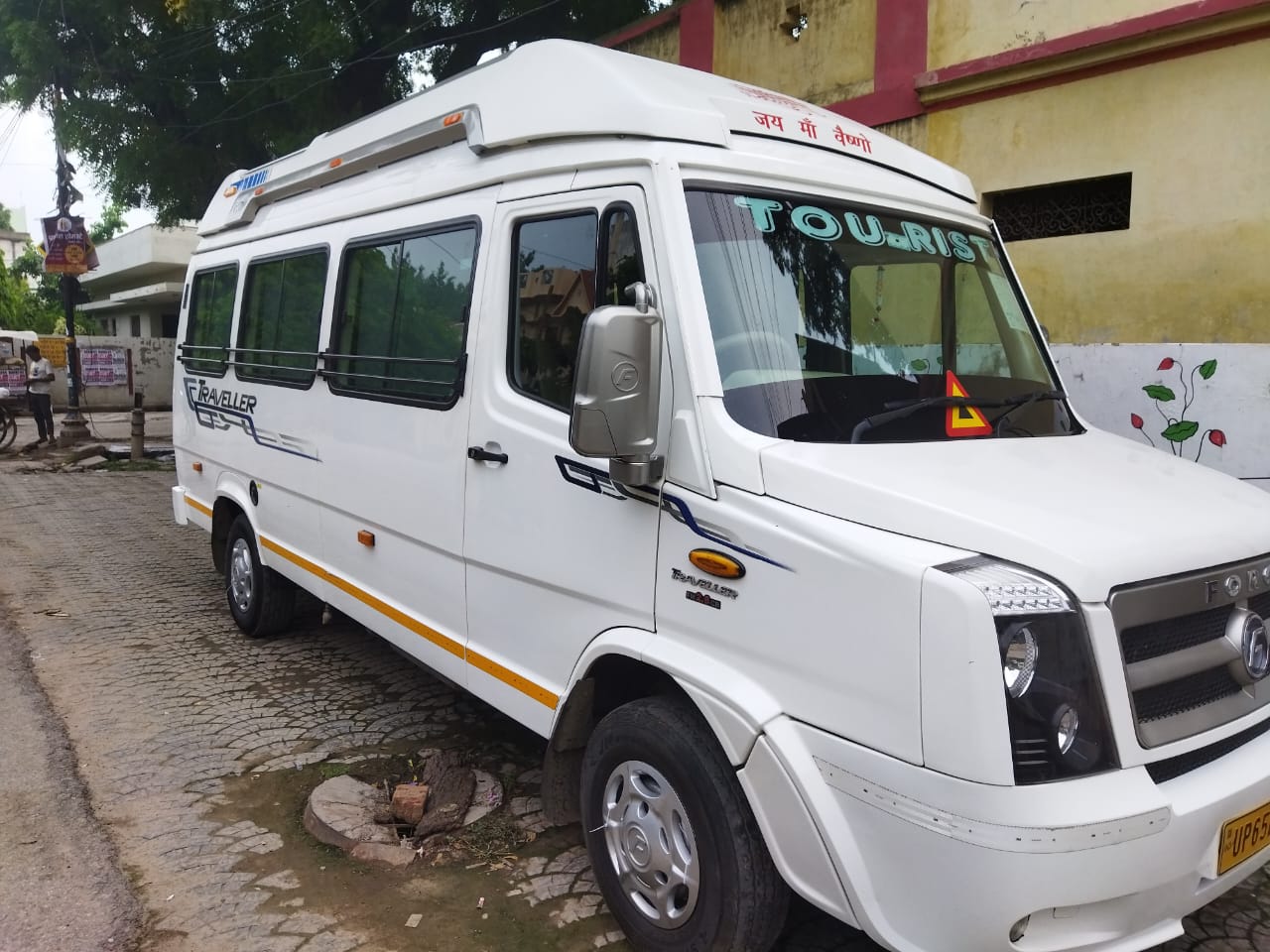 Tempo Traveller (12 Seater) - Photo 5