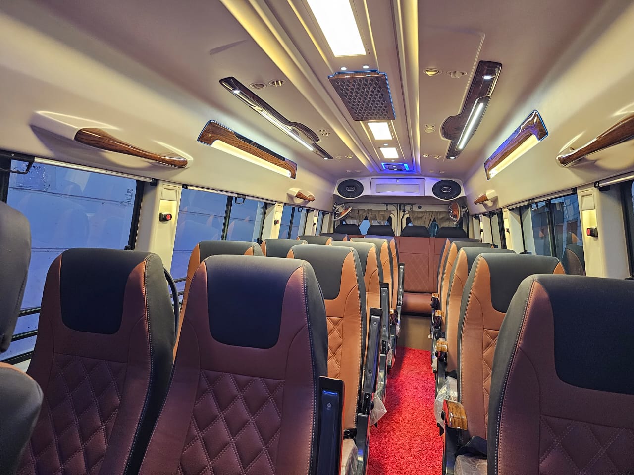 Tempo Traveller (17 Seater) - Photo 2
