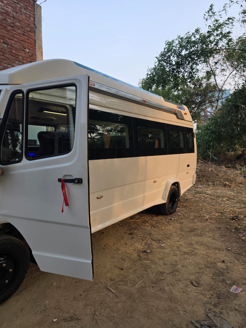 Tempo Traveller (20 Seater) - Photo 2
