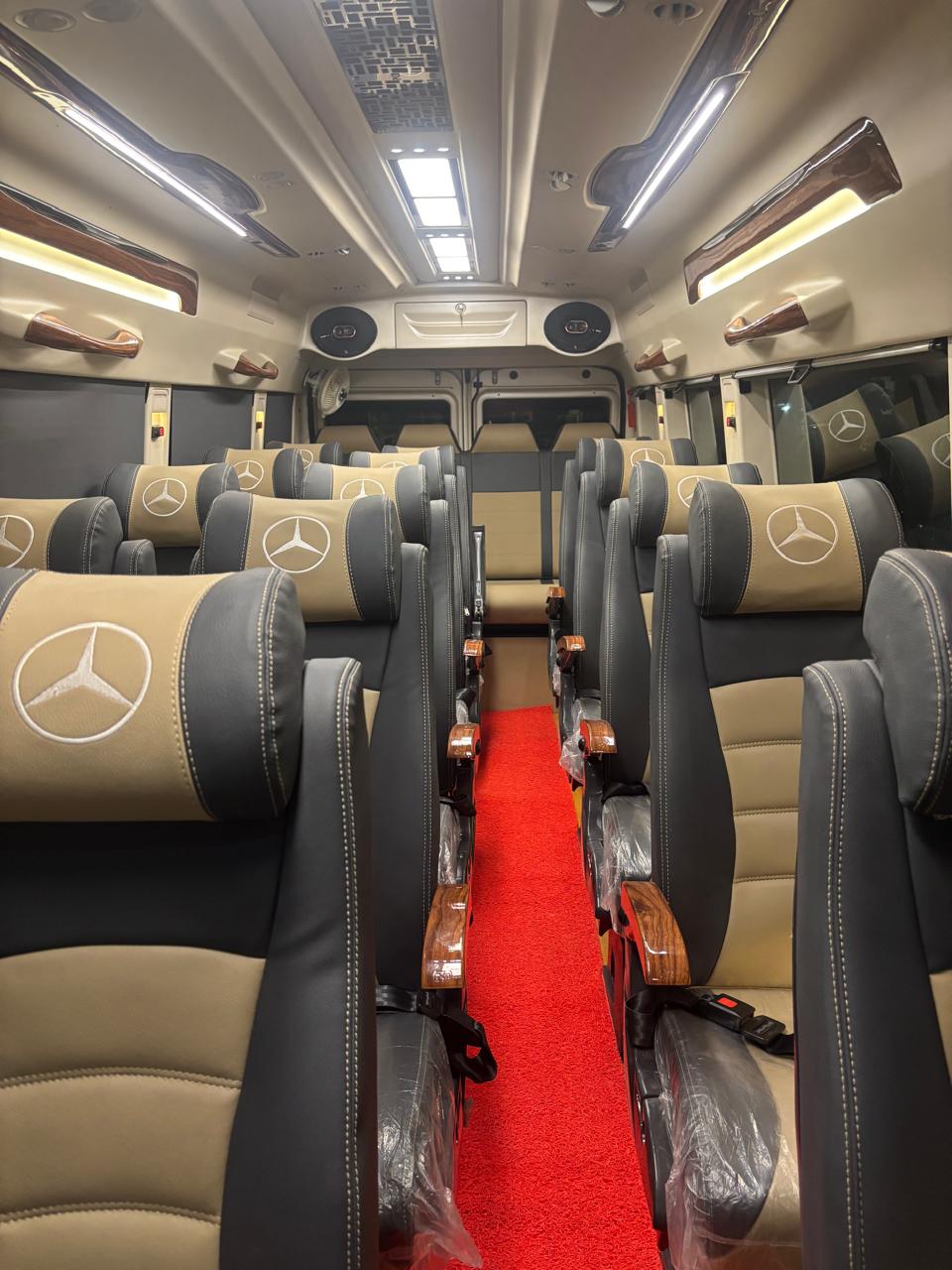 Tempo Traveller (20 Seater) - Photo 5