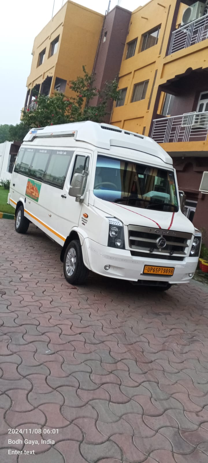 Tempo Traveller (20 Seater) - Photo 9