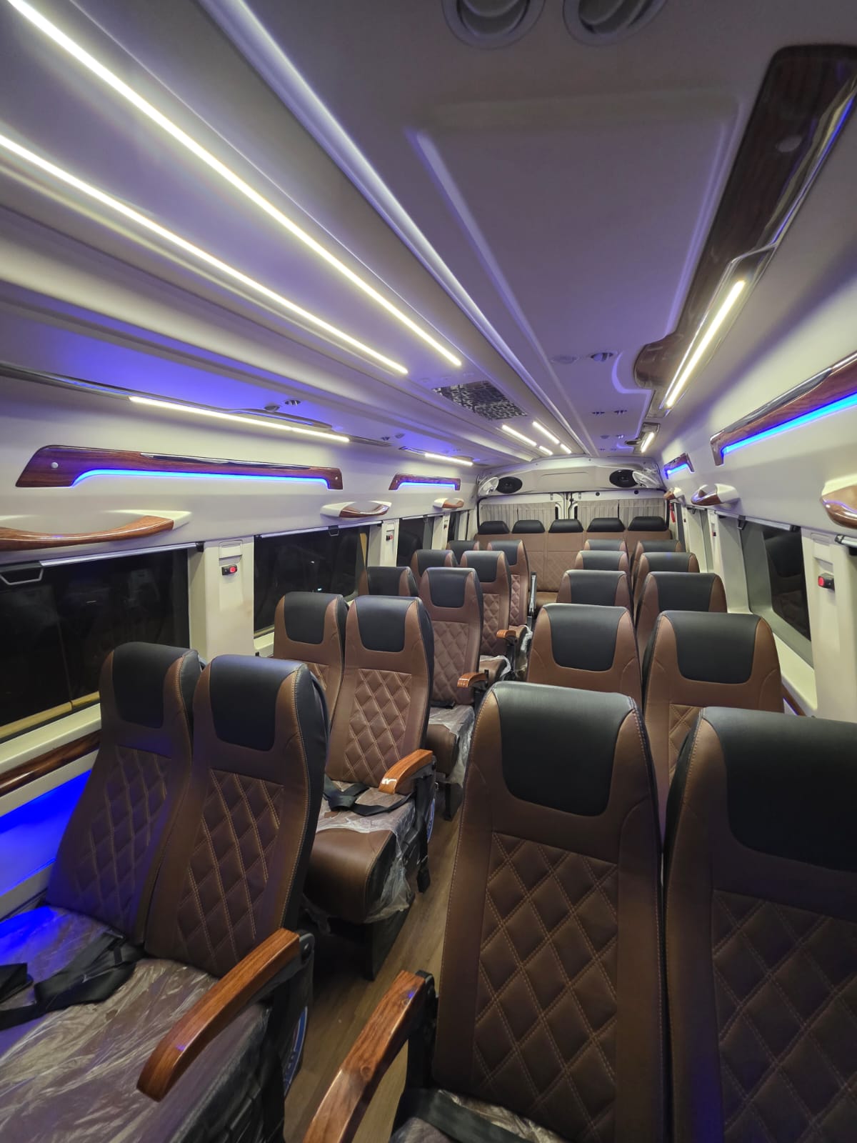 Tempo Traveller (26 Seater) - Photo 2